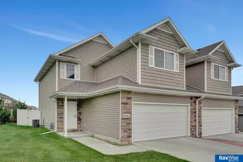 8912 Tumbleweed Dr, Lincoln, NE 68507