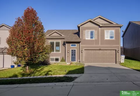 9154 Black St, Omaha, NE 68122