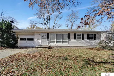 1825 Valleyview Dr, Crete, NE 68333
