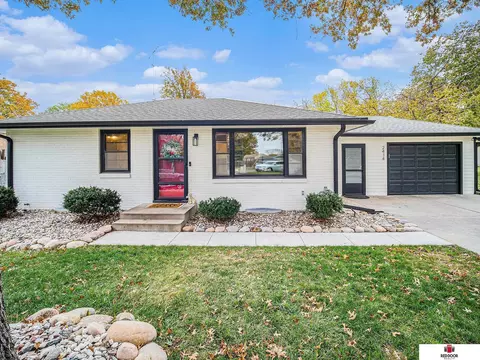 2414 S 53 St, Lincoln, NE 68506