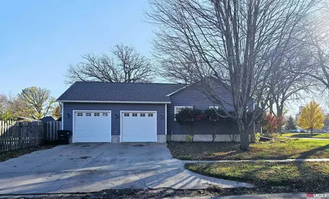 318 N Alexander Ave, Clay Center, NE 68933