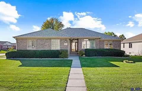 3131 Pointe Cir, Lincoln, NE 68506