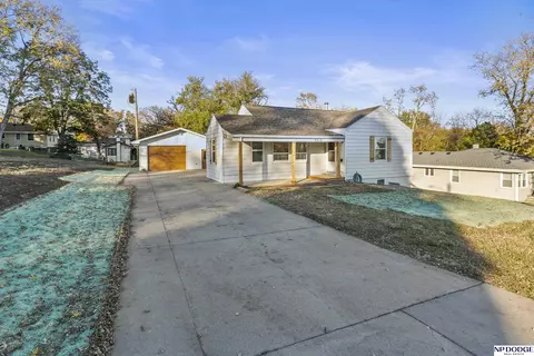 7512 State St, Omaha, NE 68127