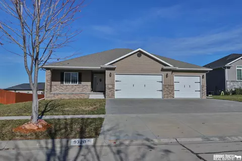 9320 Eagleton Ln, Lincoln, NE 68505