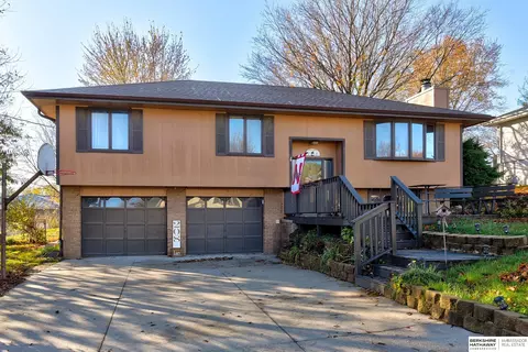 208 Sherwood Dr, Treynor, IA 51575