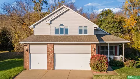 8410 Molokai Dr, Papillion, NE 68046