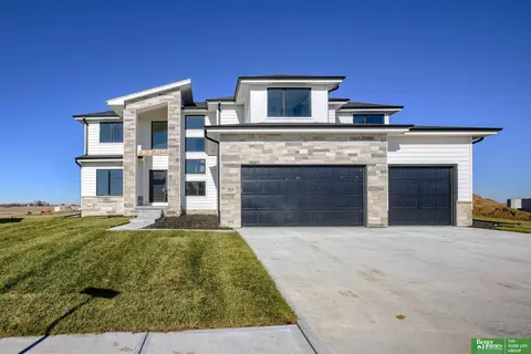 19618 Jaynes St, Elkhorn, NE 68022