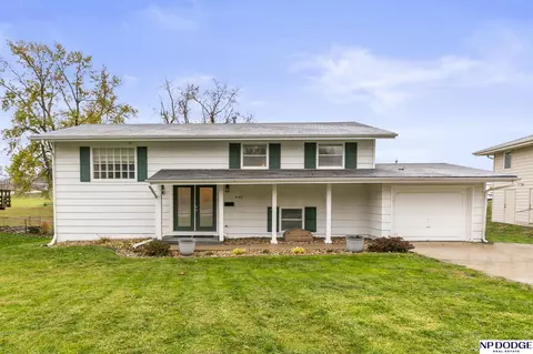 9103 Meadow Dr, Omaha, NE 68114