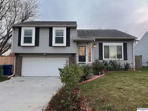 3003 Blackhawk Dr, Bellevue, NE 68123
