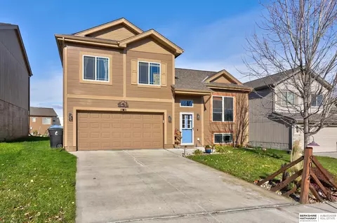 9012 Hanover St, Omaha, NE 68122