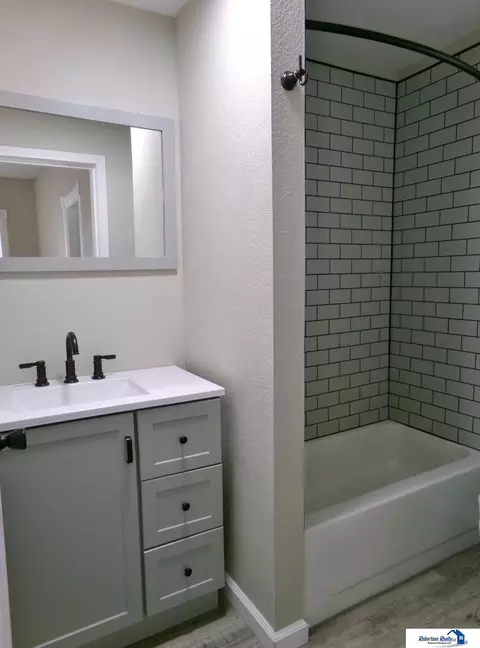 Bath - 1015 N 5 Th St, Beatrice, NE 68310 photo 1 of 5
