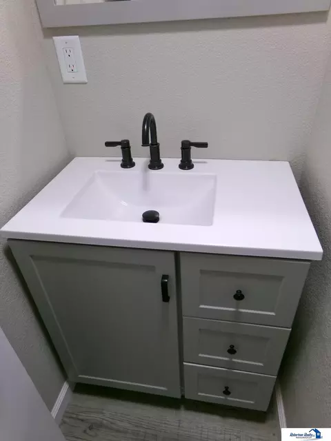 Bath - 1015 N 5 Th St, Beatrice, NE 68310 photo 3 of 5