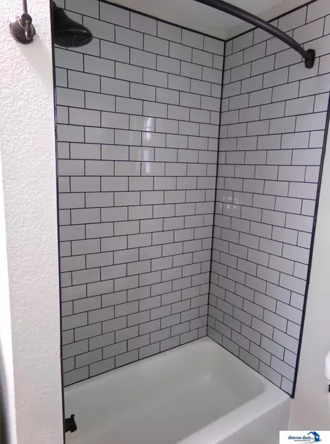 Bath - 1015 N 5 Th St, Beatrice, NE 68310 photo 4 of 5