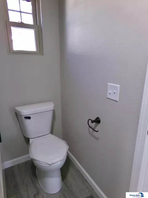 Bath - 1015 N 5 Th St, Beatrice, NE 68310 photo 5 of 5