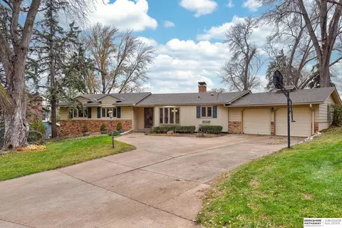 10302 Woodridge Ln, Omaha, NE 68124