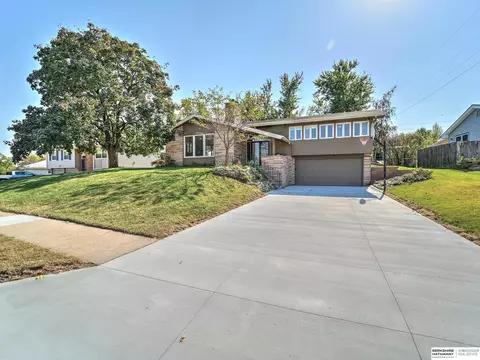 8201 Robin Hill Ave, Ralston, NE 68127