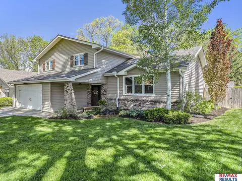 910 Crest Rd, Papillion, NE 68046