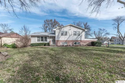 10602 Hilltop Rd, Omaha, NE 68134