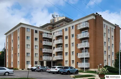 500 S 37th St #105, Omaha, NE 68105