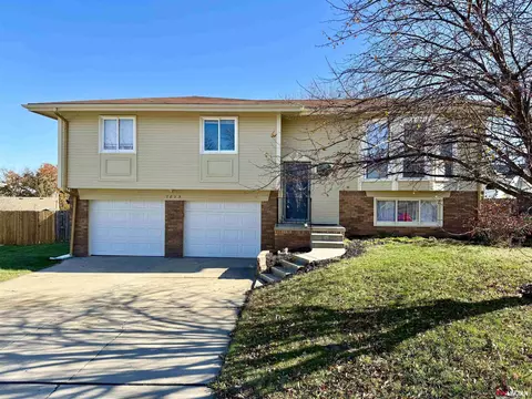 7825 La Vista Dr, La Vista, NE 68128