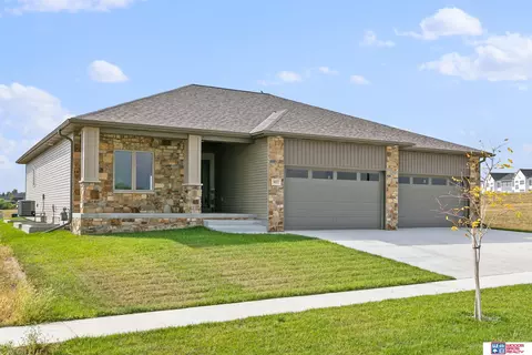 9021 Castle Pine Dr, Lincoln, NE 68516