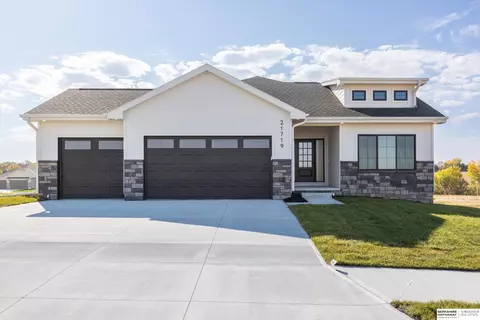21719 Glenmore Dr, Gretna, NE 68028