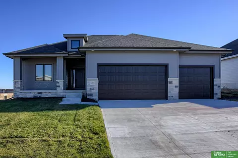 12367 Windsor Dr, Papillion, NE 68046