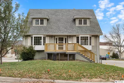 40 Country Club Rd, Ralston, NE 68127