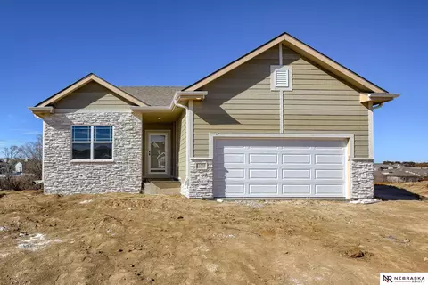 11118 Portage Dr, Papillion, NE 68046