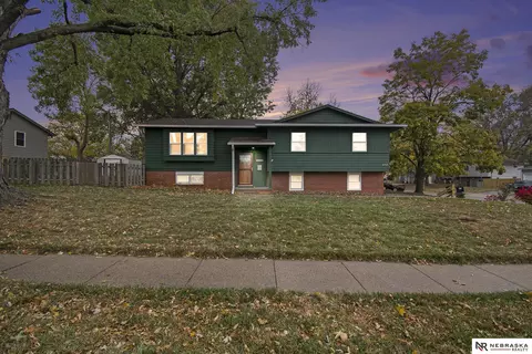 8715 S Glenview Dr, La Vista, NE 68128