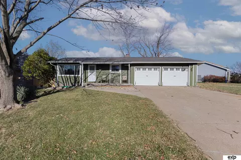 6630 Cypress Dr, Omaha, NE 68137