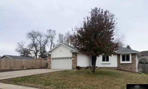 902 S Taylor St, Papillion, NE 68046