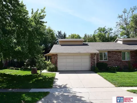 8105 Hickory Ln, Lincoln, NE 68510