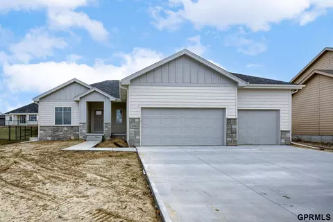 5751 Kestrel Pkwy, Elkhorn, NE 68022