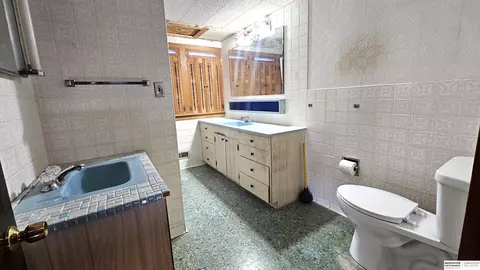 Bath - 428 E 10th St, Wahoo, NE 68066 photo 2 of 4