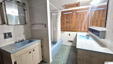 Bath - 428 E 10th St, Wahoo, NE 68066 photo 3 of 4