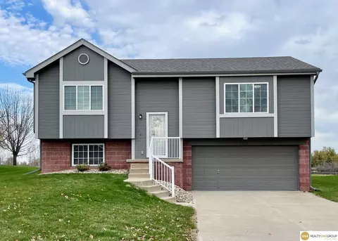 1012 Timberline Dr, Papillion, NE 68046