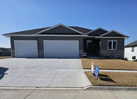1135 Kantor Ln, Hickman, NE 68372