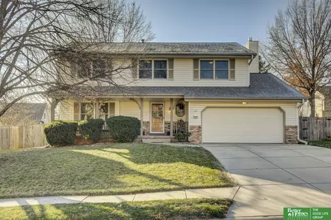 909 Michael Dr, Papillion, NE 68046