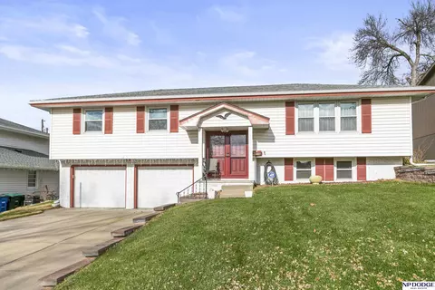 9736 Saratoga St, Omaha, NE 68134