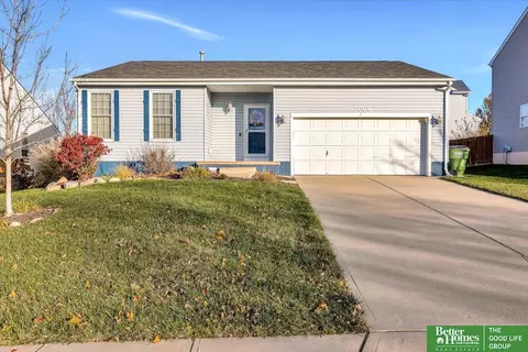 1004 Hardwood Dr, Papillion, NE 68046