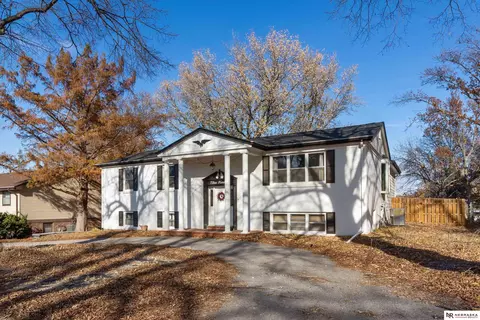 300 Lakewood Dr, Lincoln, NE 68510