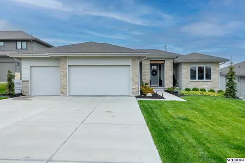 19261 Ruggles Cir, Elkhorn, NE 68022