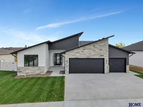 8726 S 80th St, Lincoln, NE 68516