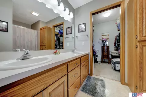 Bath - 706 Clearwater Cir, Beatrice, NE 68310 photo 3 of 8