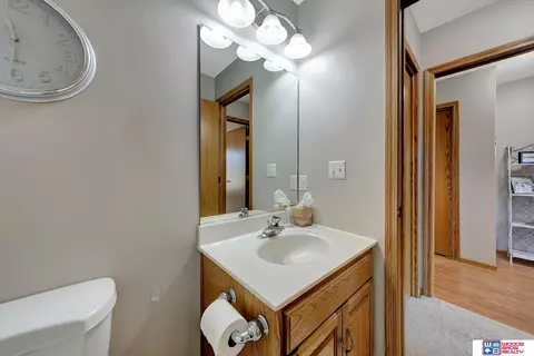 Bath - 706 Clearwater Cir, Beatrice, NE 68310 photo 2 of 8
