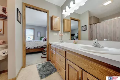 Bath - 706 Clearwater Cir, Beatrice, NE 68310 photo 5 of 8