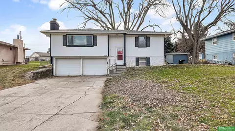 5106 Oaks Ln, Omaha, NE 68137
