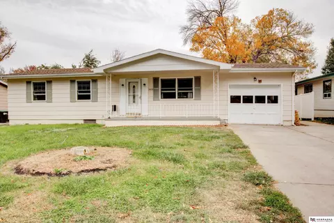 3105 Cottonwood Ln, Omaha, NE 68134