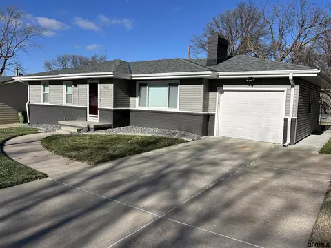 342 Shamrock Rd, Gretna, NE 68028
